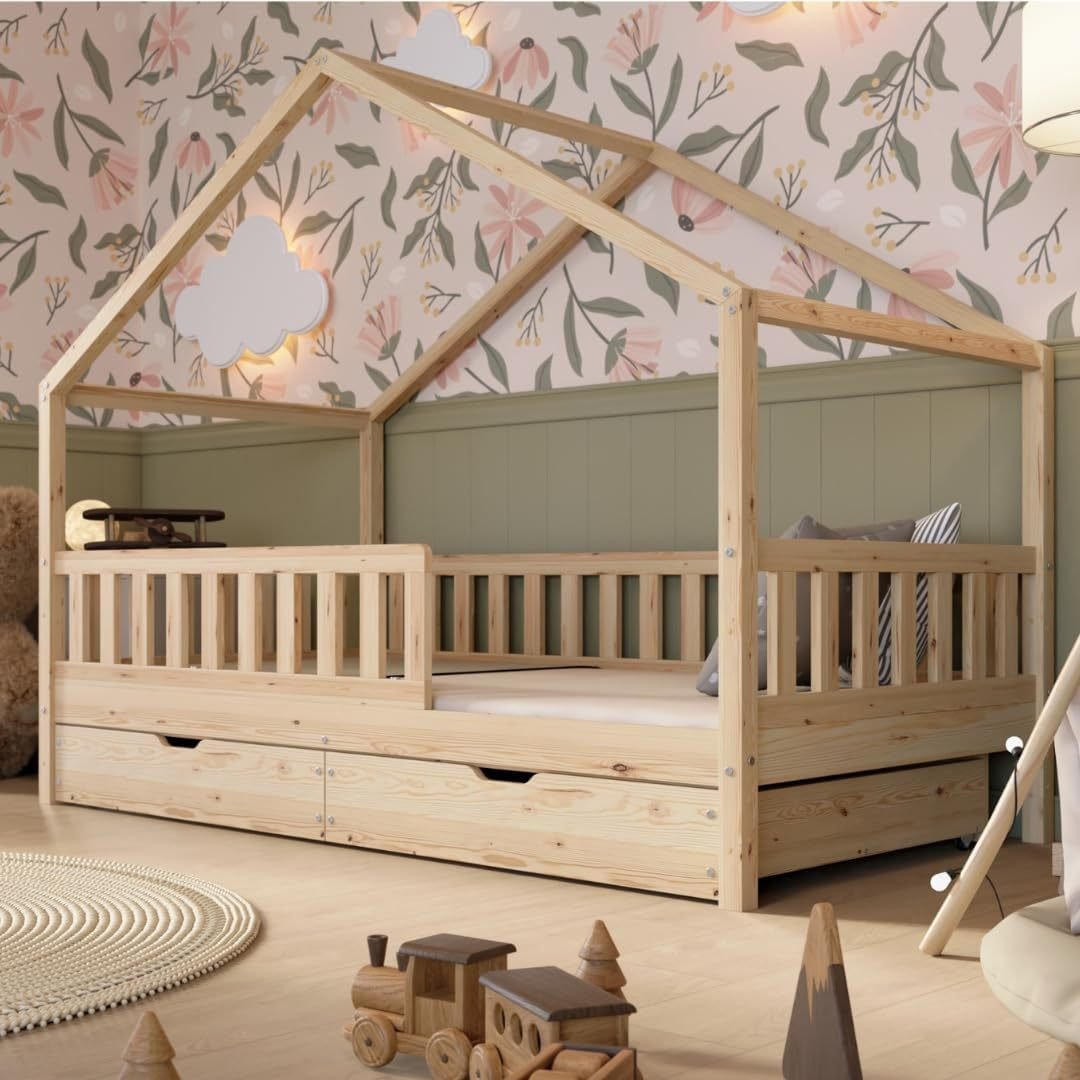 Crazy Pine Lit cabane avec tiroirs 200 × 90 cm – Bois naturel, barrière anti-chute amovible, lit Montessori au sol avec rangement, Crazy House 1