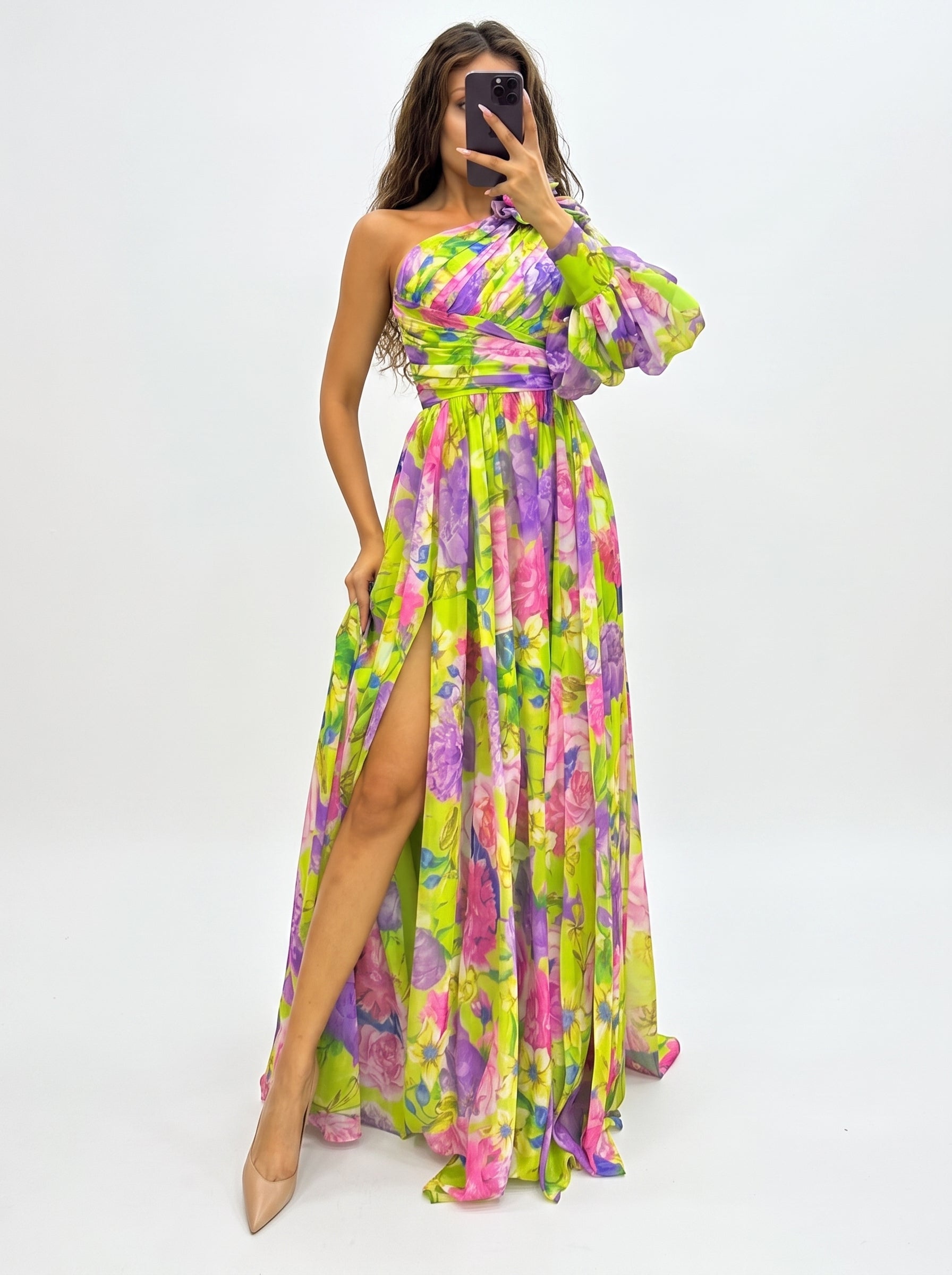 Femme portant une robe florale SOLVANE